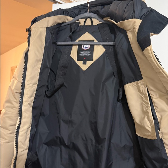 Canada Goose Women's Coat - Excellent Condition - Picture 5 of 16